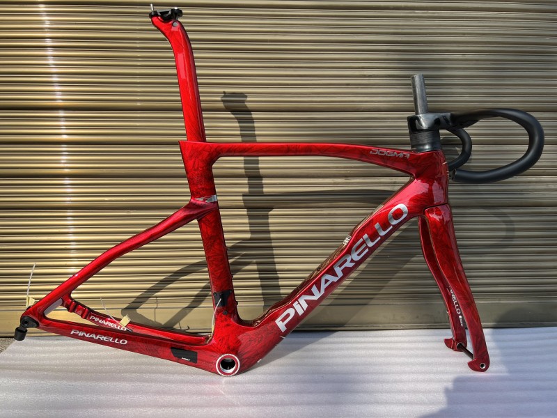 Telaio per bici da strada in carbonio Pinarello DogMa F con freno a disco rosso metallizzato