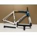 Cadre de vélo de route Colnago C68 en carbone bleu avec blancimage