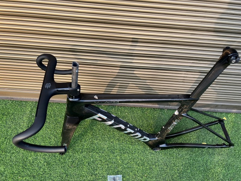 BLACK INC ნახშირბადის ბოჭკოვანი სახელური (Pinarello F10, Pinarello GREVIL+, FACTOR OSTRO ჩარჩოებისთვის)