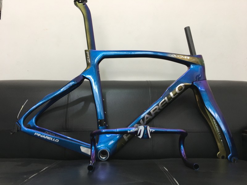 Cadru de bicicletă de drum din carbon Pinarello DogMa F12 suportat pe disc