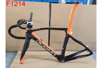 Cadru de bicicletă de drum din carbon Pinarello DogMa F12 suportat pe disc