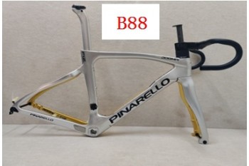 Cadru de bicicletă de drum din carbon Pinarello DogMa F12 suportat pe disc