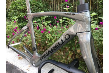 Pinarello DogMa F12 Telaio per bici da strada in carbonio supportato da disco grigio