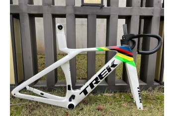 Trek Madone peegelkaamera Gen7 süsinikkiust maanteerattaraam sinine