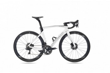 Cadru de bicicletă de drum din carbon Pinarello DogMa F12 suportat pe disc